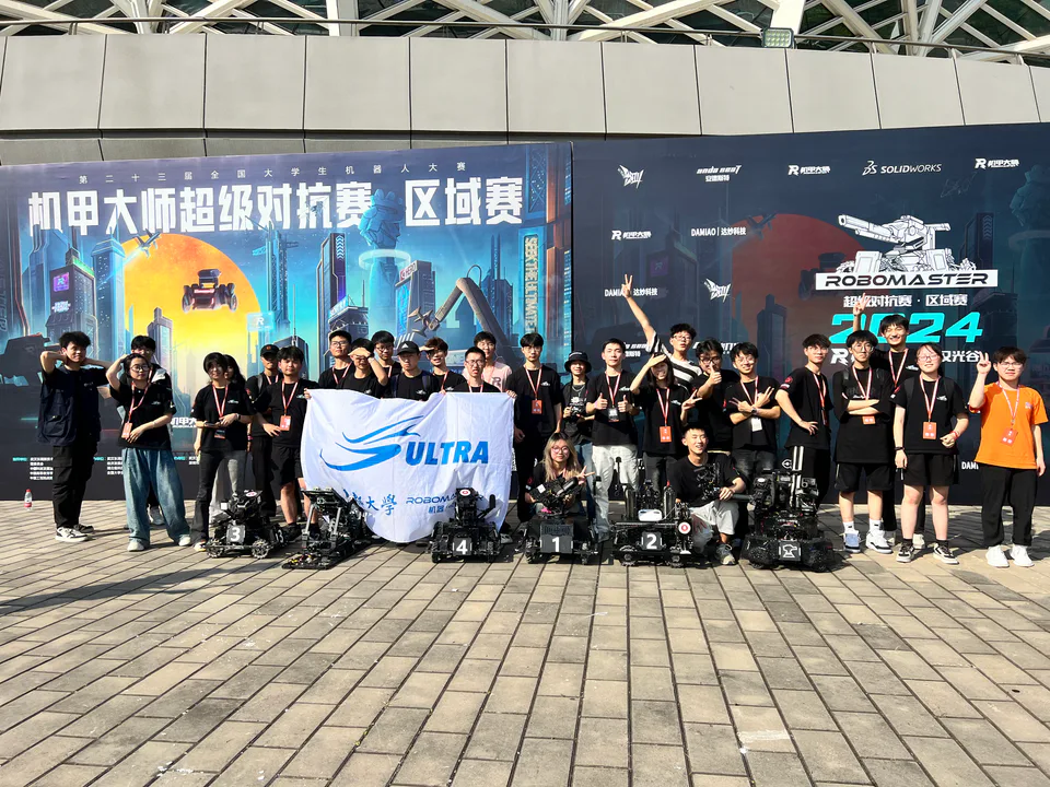 Ultra 战队成员与机器人在场馆内合影